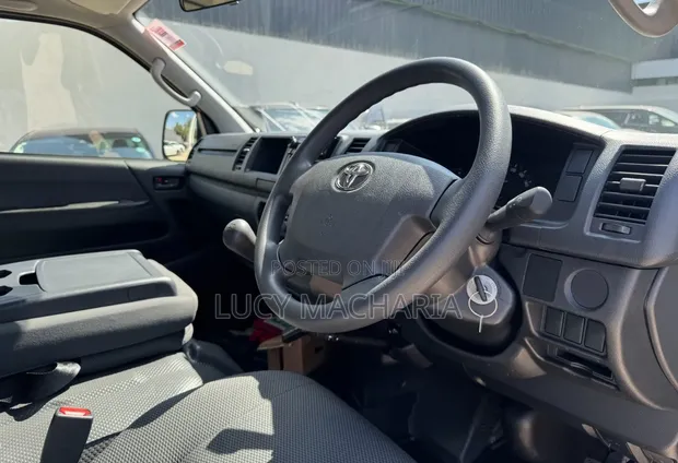 New Toyota HiAce Commuter 2026 - 1