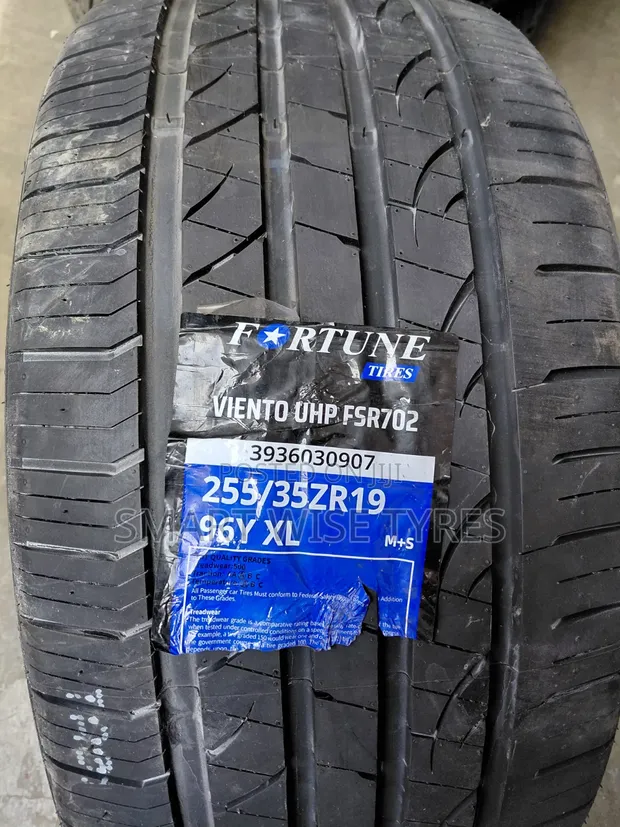 Fortune Viento UHP FSR702 255/35ZR19 Tires - 1