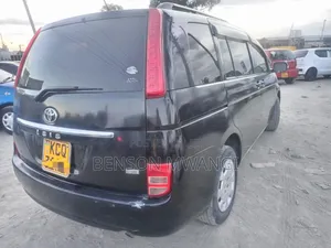 Toyota Isis 2010 Nyeusi