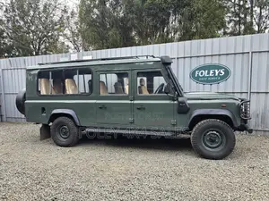 Land Rover Defender 2011 Kijani