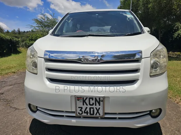 Toyota Noah 2.0 143hp FWD (8 Seater) 2010 White - 1