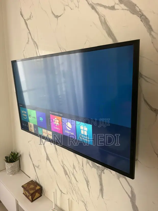 Samsung 43" Full HD Smart TV (5 Series) - 1