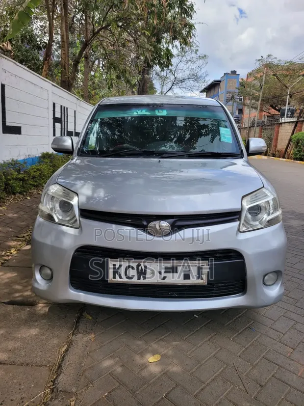 Toyota Sienta 2012 Silver - 1
