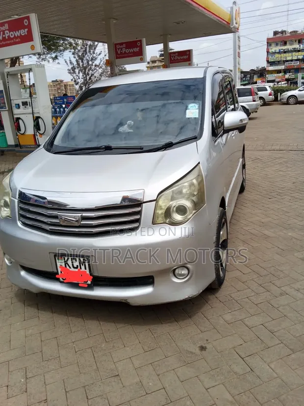 Toyota Noah 2010 Nyeupe - 1