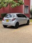 Toyota Vitz 2014 Nyeupe - 4