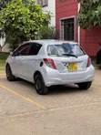 Toyota Vitz 2014 Nyeupe - 5