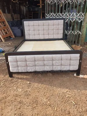 Kitanda cha Mbao cha Ukubwa wa Queen na Paneli za Tufted