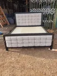 Kitanda cha Mbao cha Ukubwa wa Queen na Paneli za Tufted - 1