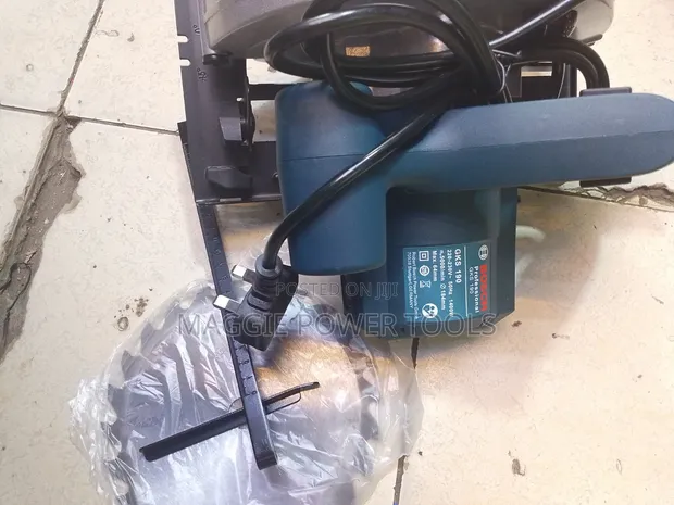 Bosch 7" 1400W Electric Circular Saw - 1