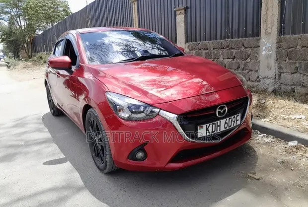 Mazda Demio 2015 Nyeusi - 1