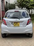 Toyota Vitz 2014 Nyeupe - 5