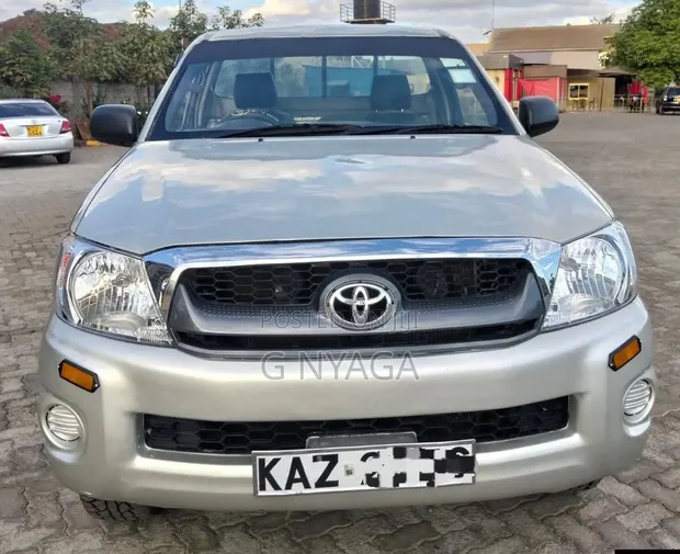 Toyota Hilux 2.5 Cab Pickup 2005 Beige - 1