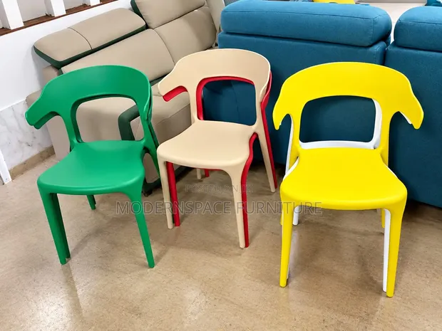 Stackable Plastic Chairs for Restaurants & Events - 1