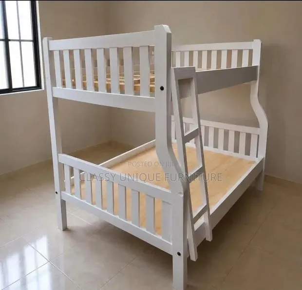 Kitanda cha Bunk cha Mbao Nyeupe (Chini 4x6, Juu 3.5x6) - 1