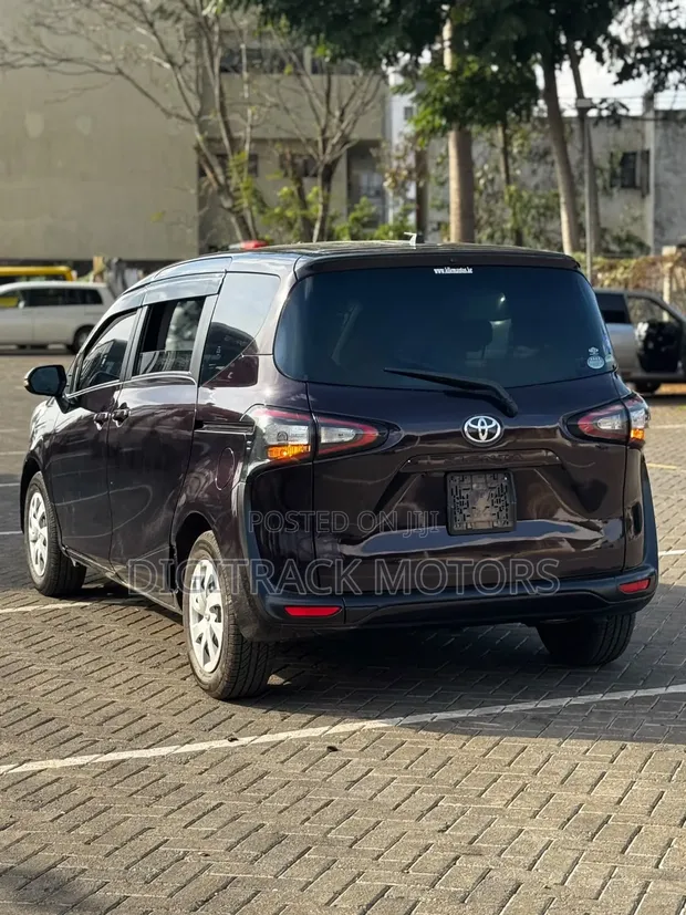 Toyota Sienta 2018 Maroon - 1