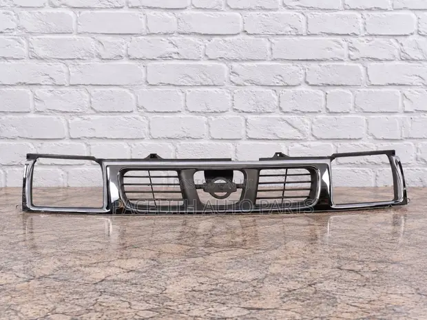 Nissan Hardbody D22 Grille (1998-2000) Chrome-Silver - 1