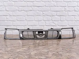 Grille ya Nissan Hardbody D22 (1998-2000) Chrome-Silver