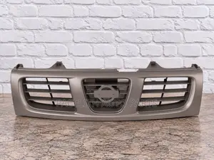 Grille ya Nissan Hardbody D22 (2001-2003) - Fedha