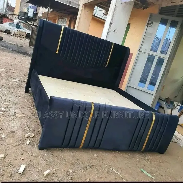 Kitanda cha Velvet Nyeusi cha 5x6 chenye Nguvu na Kamba za Dhahabu - 1
