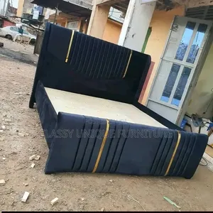 Kitanda cha Velvet Nyeusi cha 5x6 chenye Nguvu na Kamba za Dhahabu