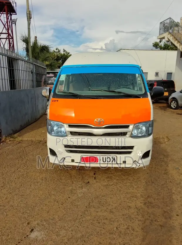 Toyota HiAce Commuter 2012 - 1