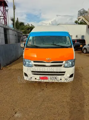 Toyota HiAce Commuter 2012