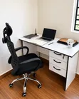 Kikao cha Ofisi Nyeupe cha Kisasa chenye Droo 3 na Kiti cha Ergonomic - 1