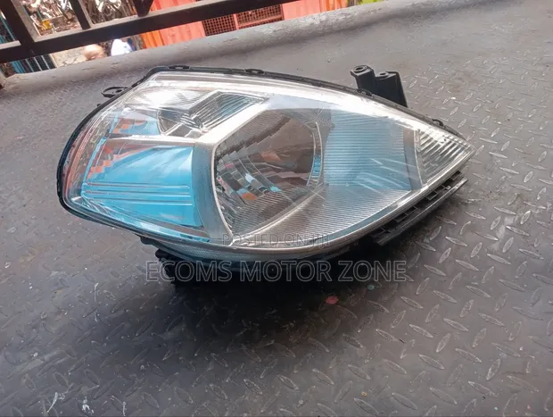 Nissan Tiida 2010 Headlight - 1