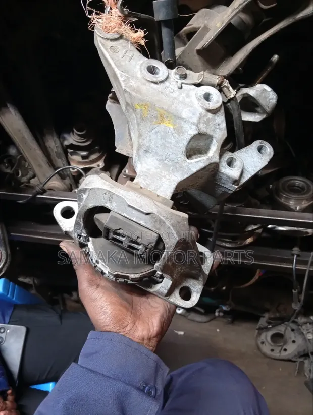 Nissan X-Trail NT31 Engine Mounting (Used) - 1