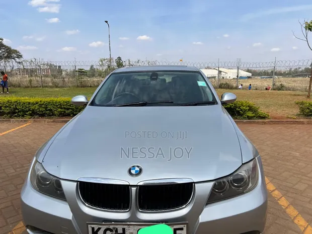 BMW 320i Sedan RWD 2009 Nyeupe - 1