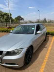 BMW 320i Sedan RWD 2009 Nyeupe - 3