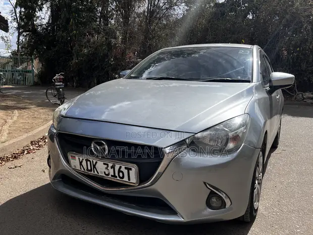 Mazda Demio 2015 Nyeusi - 1