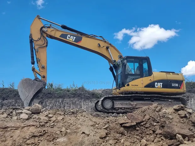 Caterpillar 323DL Excavator - 1
