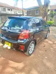 Toyota Vitz 2010 Nyeusi - 3