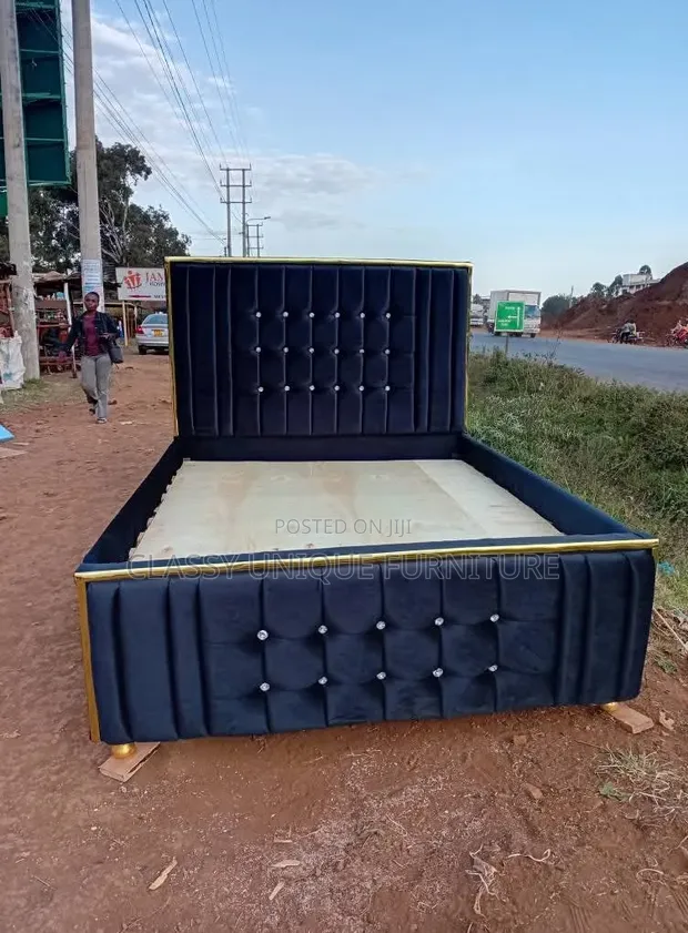 Kitanda cha Navy Blue Velvet cha Queen chenye Pindo la Dhahabu - 1