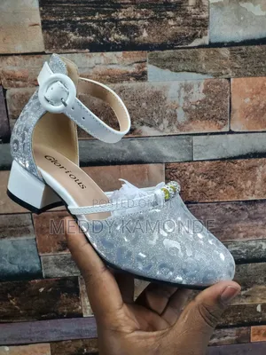 Viatu Vipya vya Heels Rangi ya Fedha