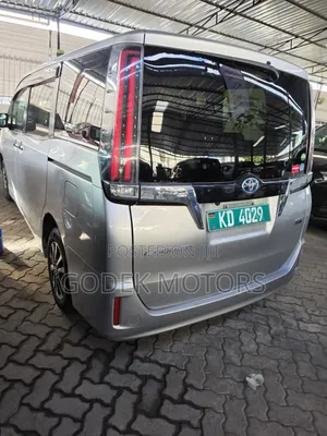 Toyota Esquire Hybrid 2019