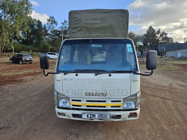 Isuzu Elf Truck 2014 White - 1
