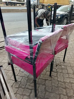 Kiti cha Pink Accent chenye Mikono ya Mbao