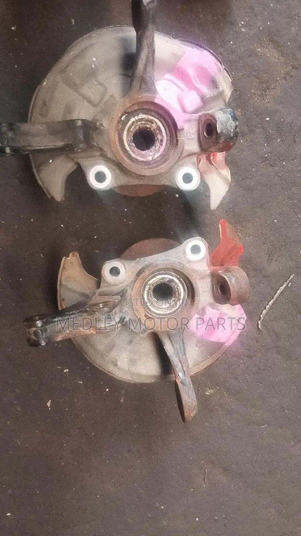 Daihatsu Mira Front Wheel Hubs - 1