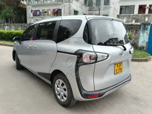 Toyota Sienta 2016 Silver