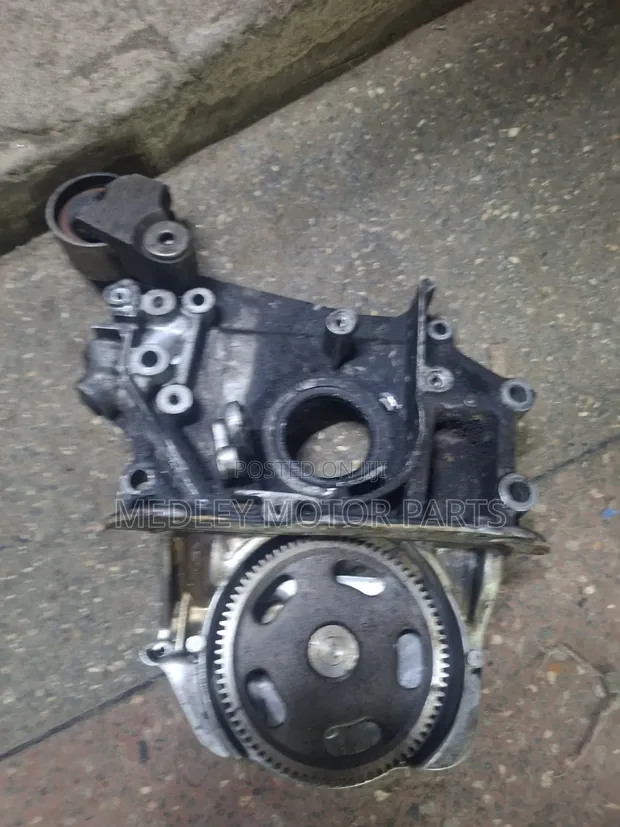 Nissan Vanette RF Oil Pump - Genuine Used Part - 1