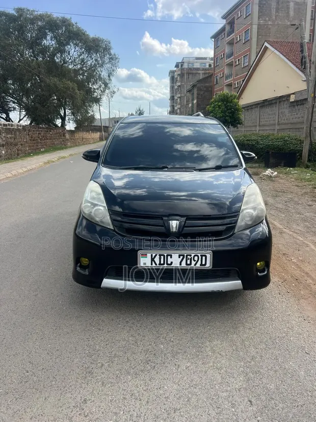 Toyota Isis 2015 Black - 1