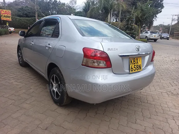 Toyota Belta 2005 Silver - 1