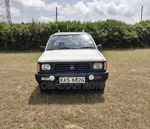 Mitsubishi L200 2005 Nyeupe