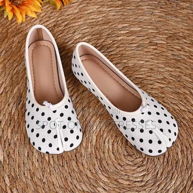 Tabi Flat Shoes for Ladies - White - 1