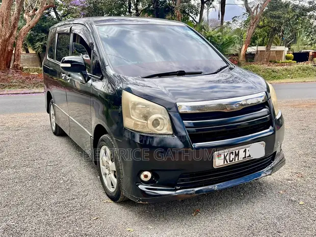Toyota Noah 2.0 143hp FWD (8 Seater) 2010 Black - 1