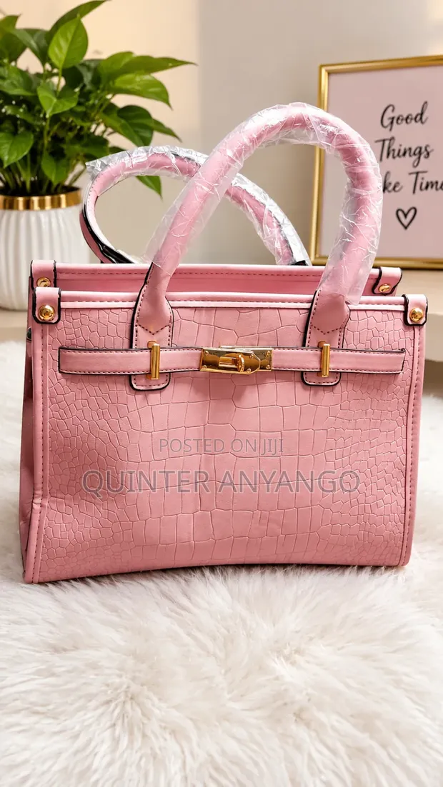 Mkoba wa Pink wa Kifahari Wenye Muundo wa Mamba na Kifungo cha Dhahabu - 1