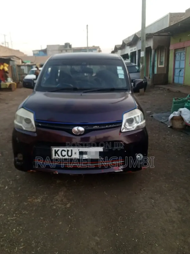 Toyota Sienta 2012 Nyeusi - 1