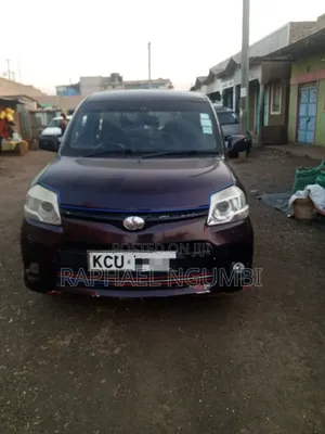 Toyota Sienta 2012 Maroon